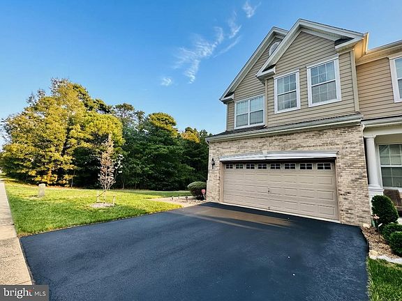 3rd image of 281 Hawthorne Ln