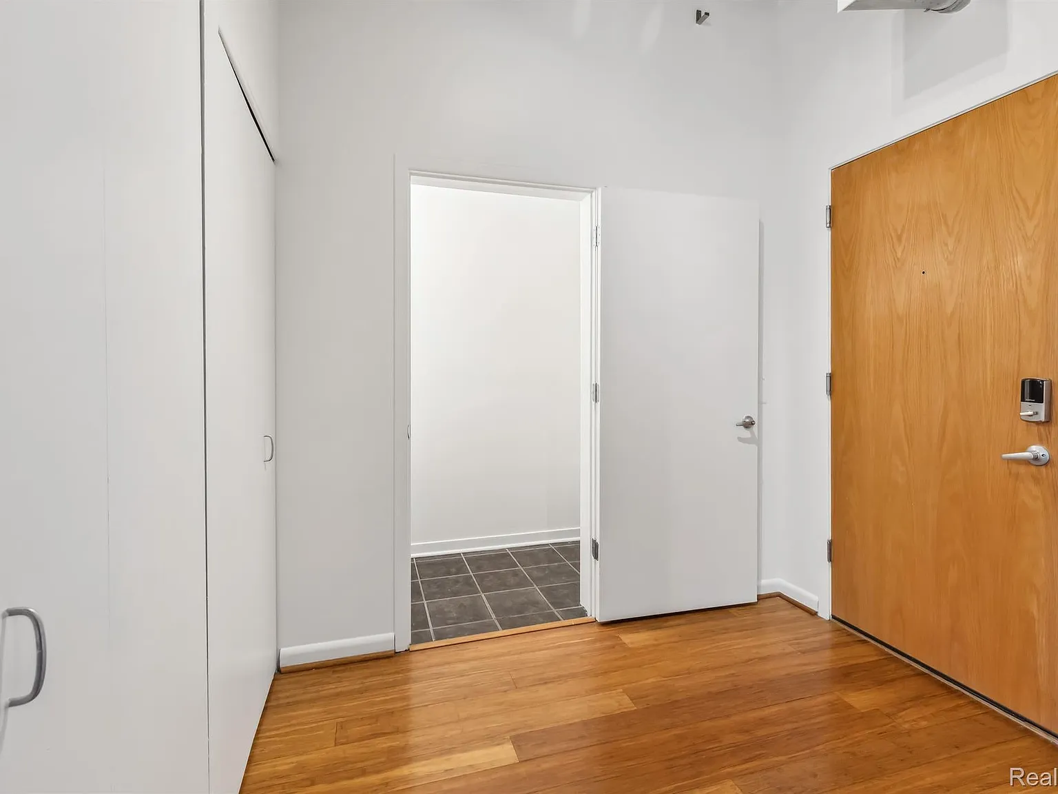 1 bed, 1.5 bath, 906 sqft, $3,200 — Photo 3