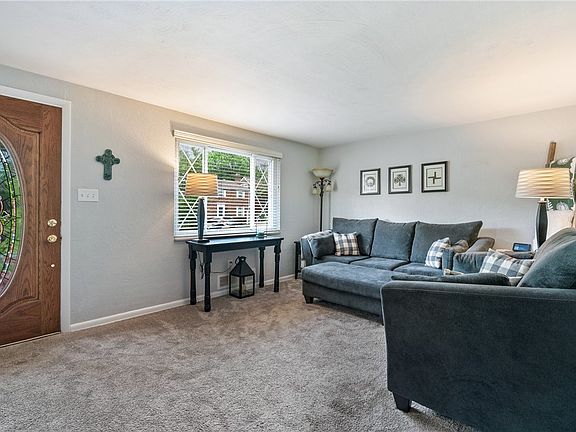 2nd image of 418 Lawnwood Ave