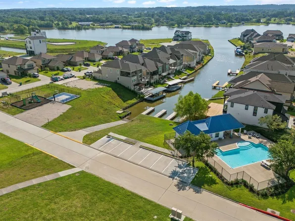 10780 S Lake Mist Ln, Willis, TX 77318