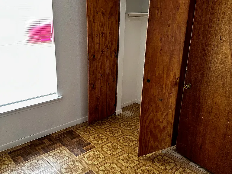 702 Avenue F — Photo 10