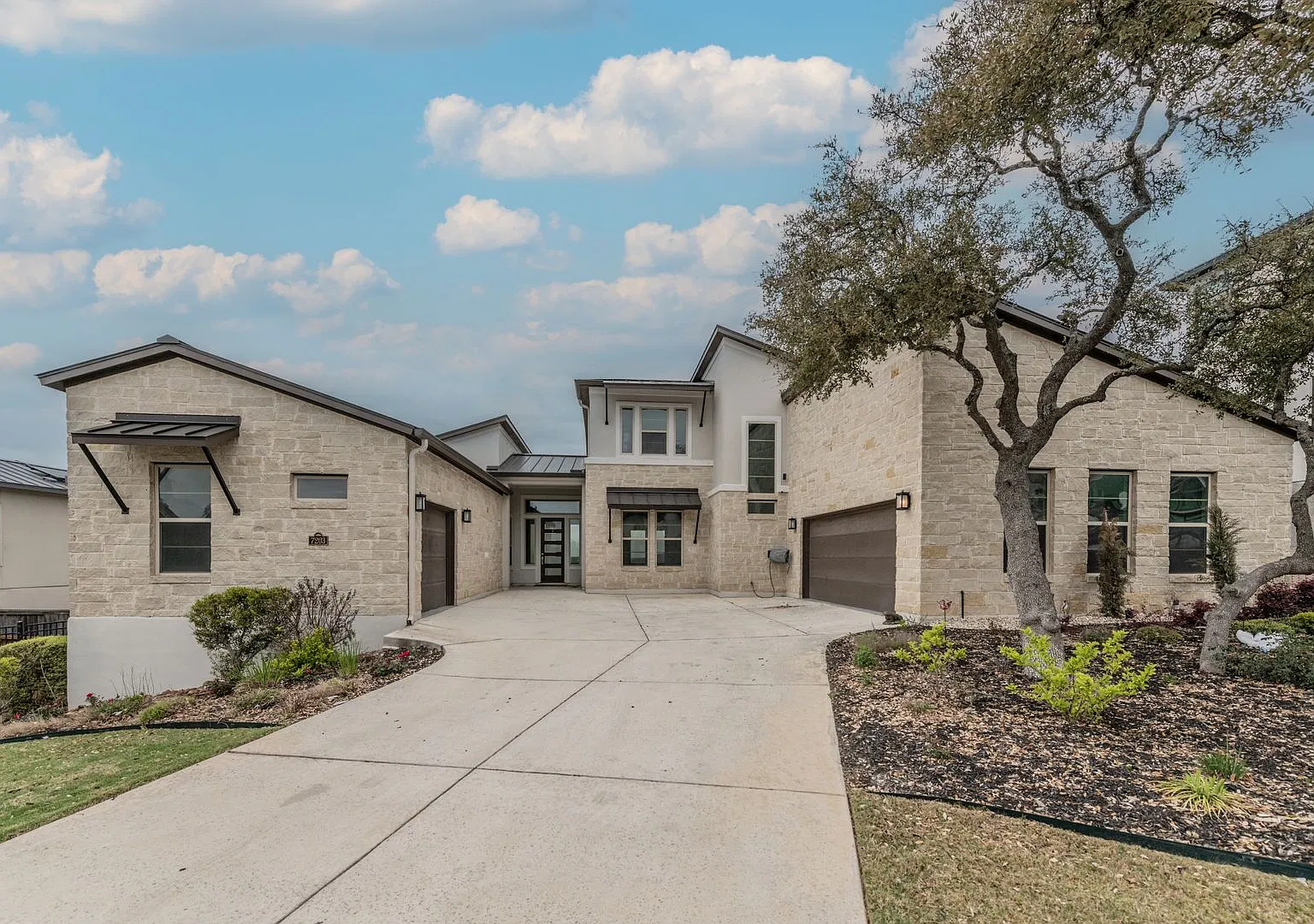 Stunning Executive Home in Exclusive Gated Community — Photo 1