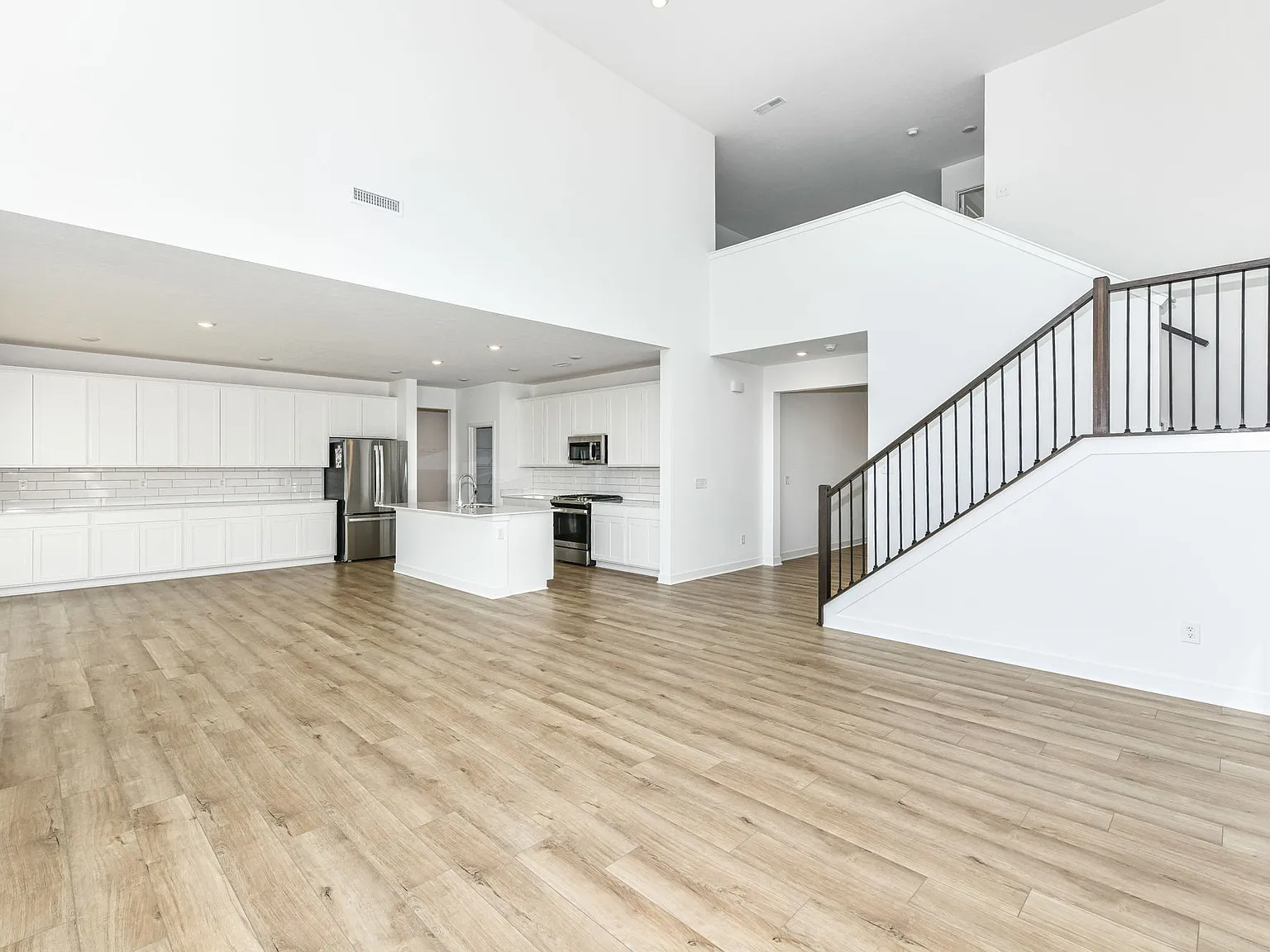 5 bed, 3.5 bath, 3221 sqft, $3,190 — Photo 2