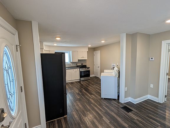 Living area/kitchen