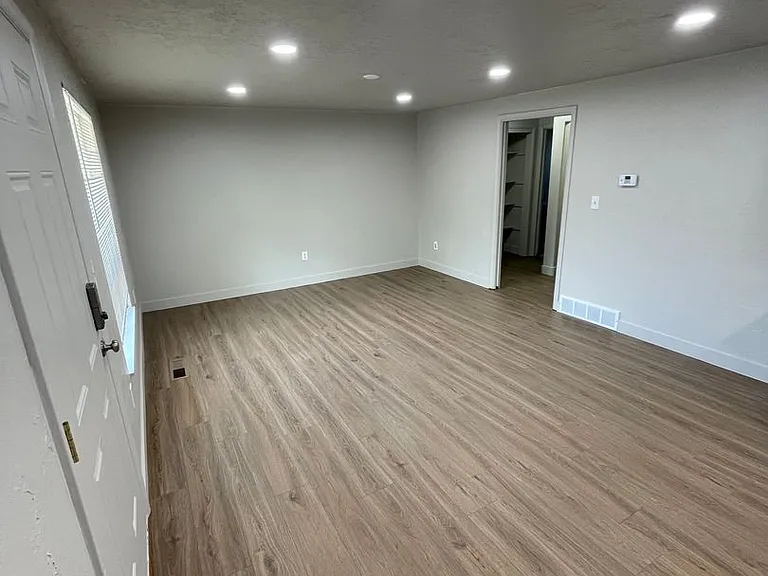 Newly remodeled three-bedroom apartment! — Photo 1