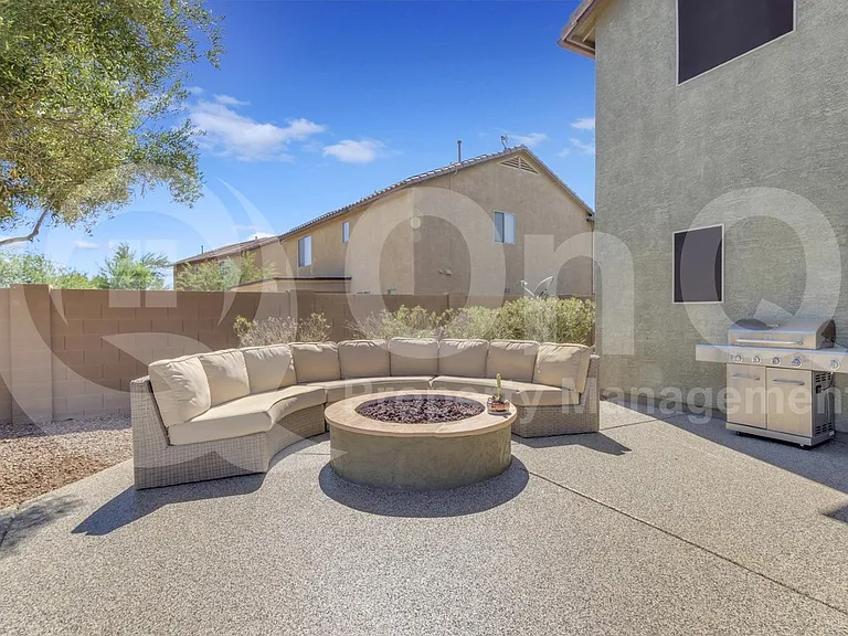 2561 N Hawthorn Dr — Photo 52