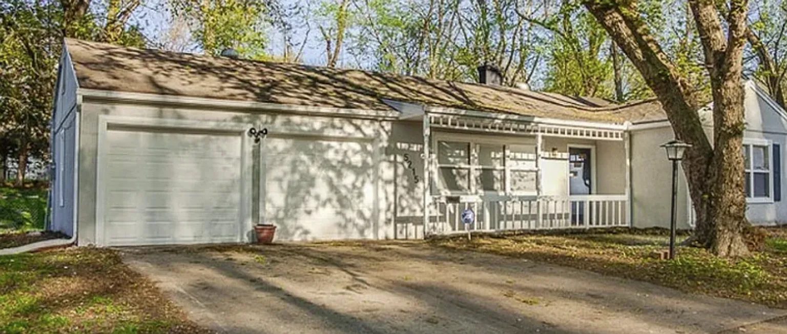 Charming 3 Bed / 1 Bath Home with 2-Car Garage & Large Yard in Raytown! — Photo 1