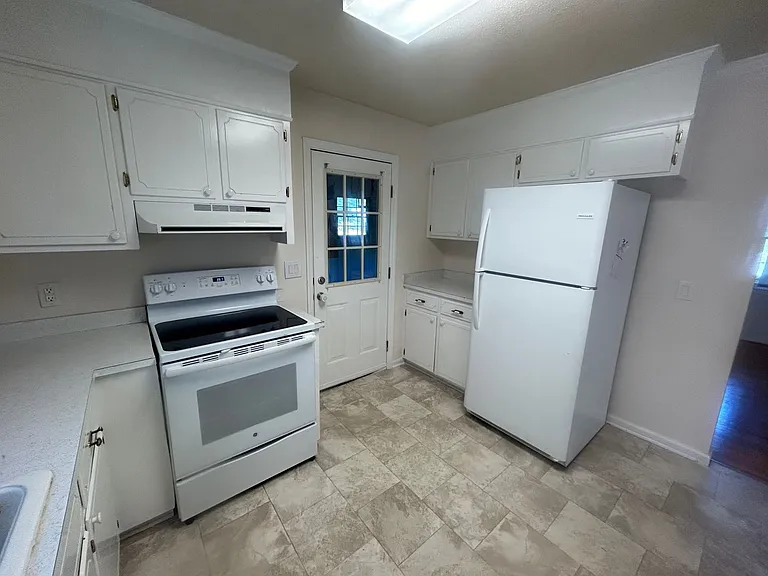 1015 Walters Ln — Photo 12