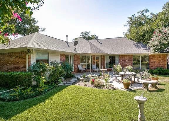 4th image of 1007 Village Green Ct