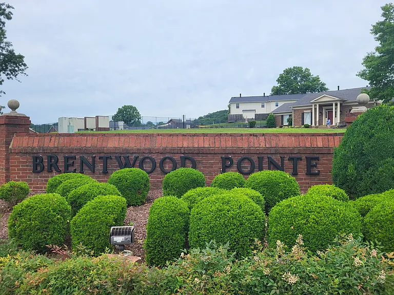 404 Brentwood Point — Photo 3