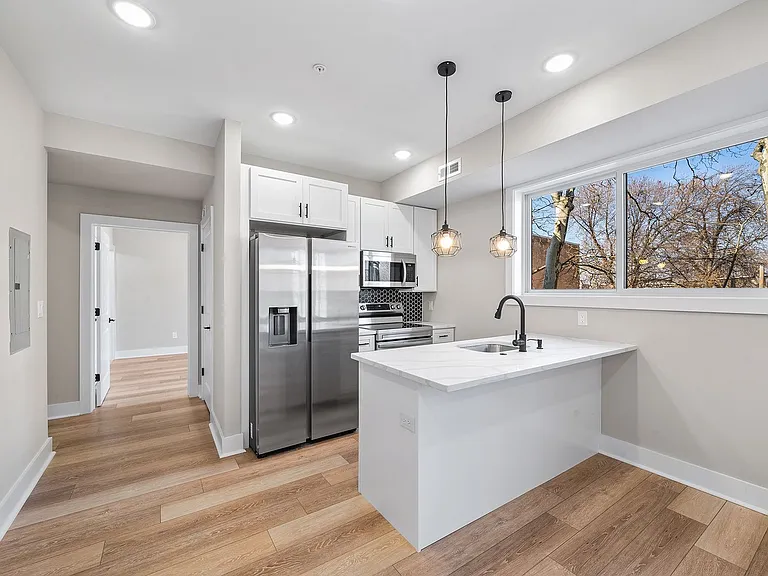 Gorgeous New Diamond St Construction Boasting Luxury Finishes — Photo 43