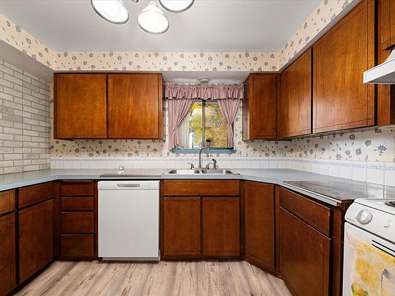 5th image of 409 N Colville Rd