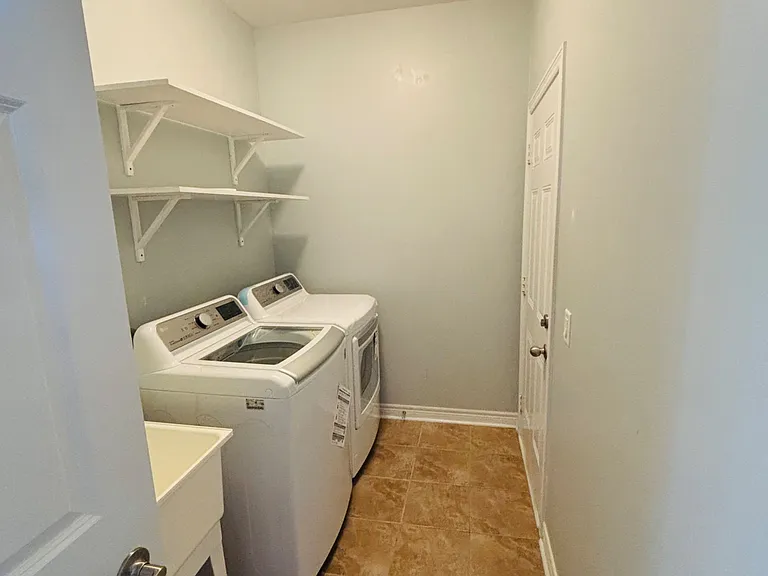 676 Baldwin Cres — Photo 19
