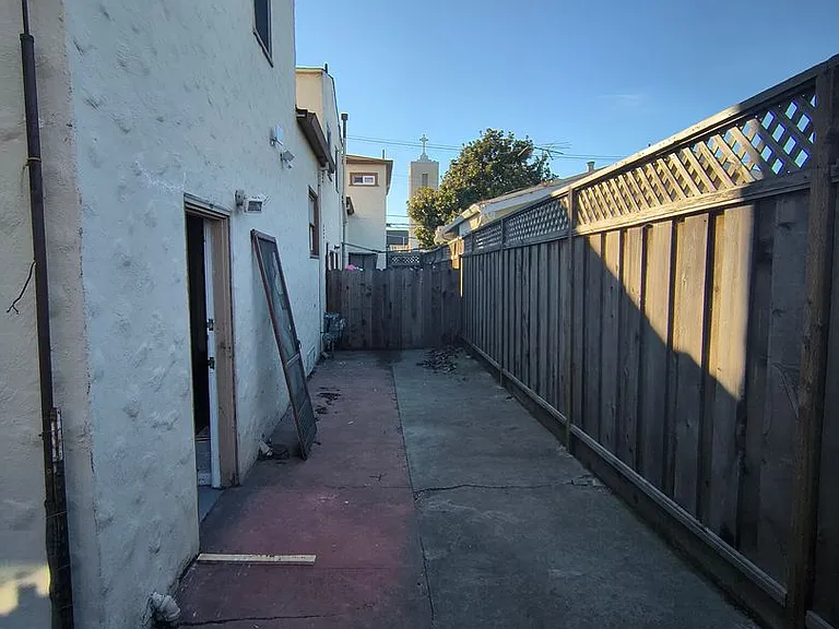 704 Simon St #&-22186 — Photo 30