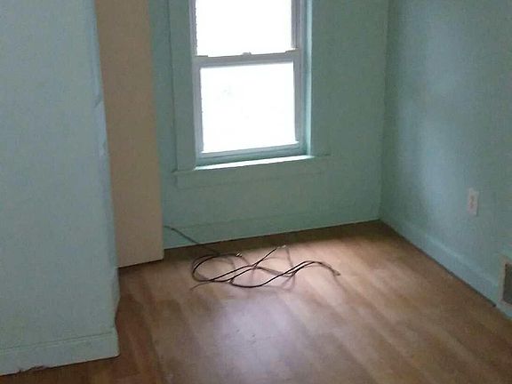 2nd bedroom with closet door opened