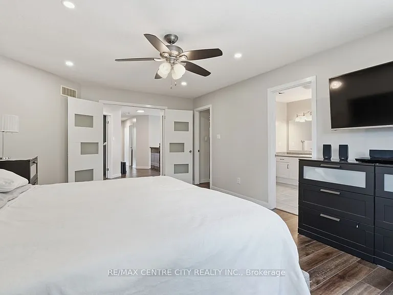 1141 Crosscreek Cres — Photo 12