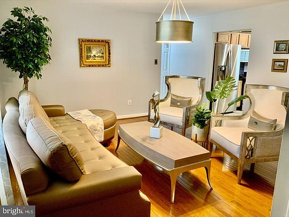 2nd image of 2150 Crest Cir