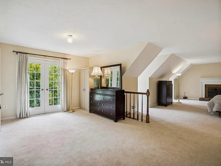 9708 Locust Hill Dr — Photo 23