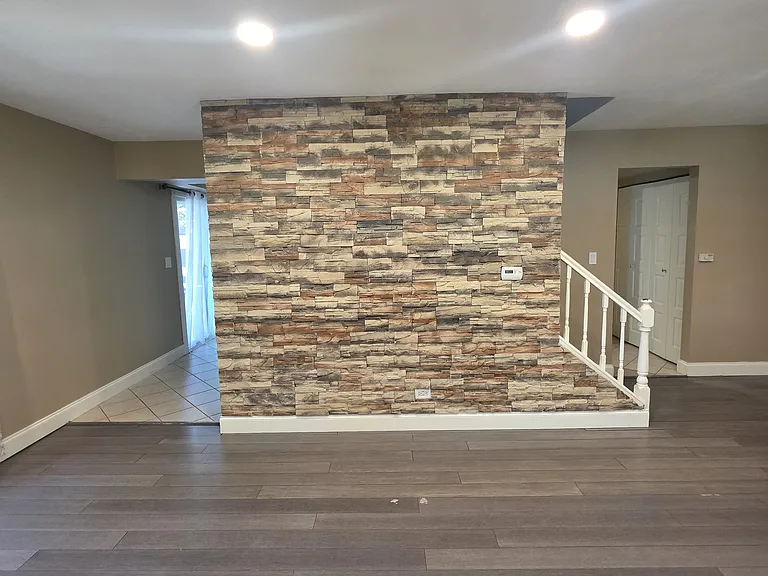 556 Manor Cir — Photo 3