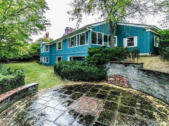 3rd image of 111 Litchfield Dr