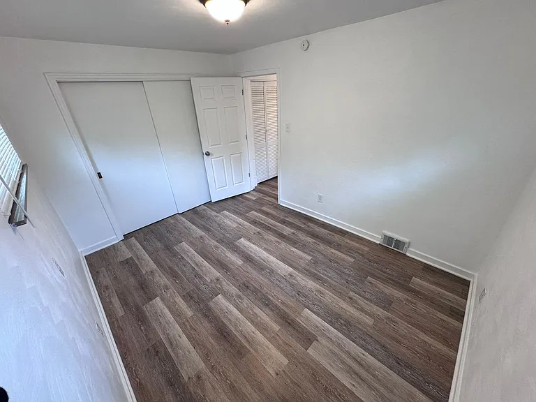 429 25th St — Photo 31