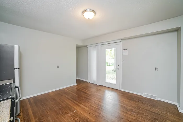 317 NE Lakeview Dr — Photo 4