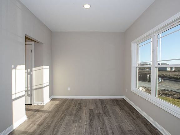 5th image of 301 Friendly Ave