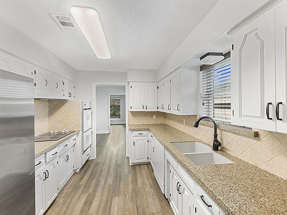 4th image of 7829 La Verdura Dr