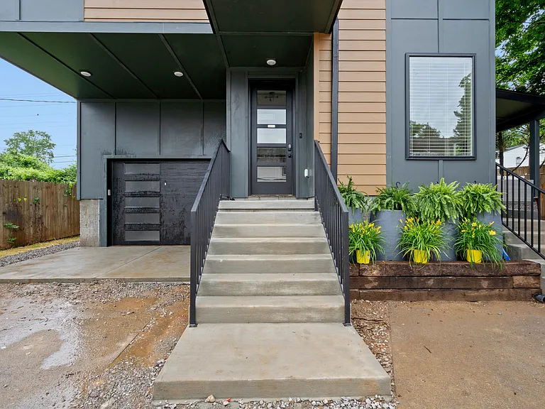 530 Continental Dr — Photo 2