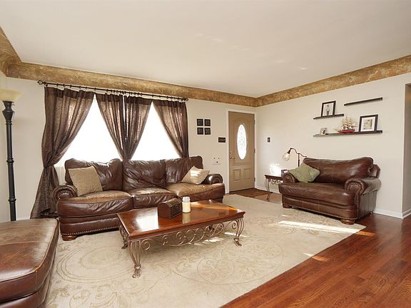 3rd image of 575 Starling Ct