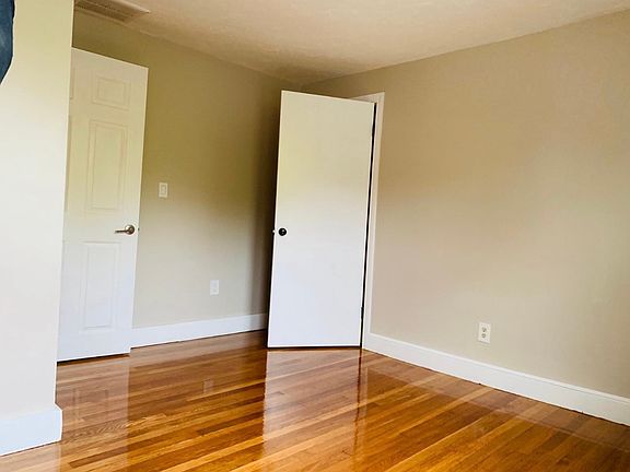 5th image of 22 Wentworth St #2
