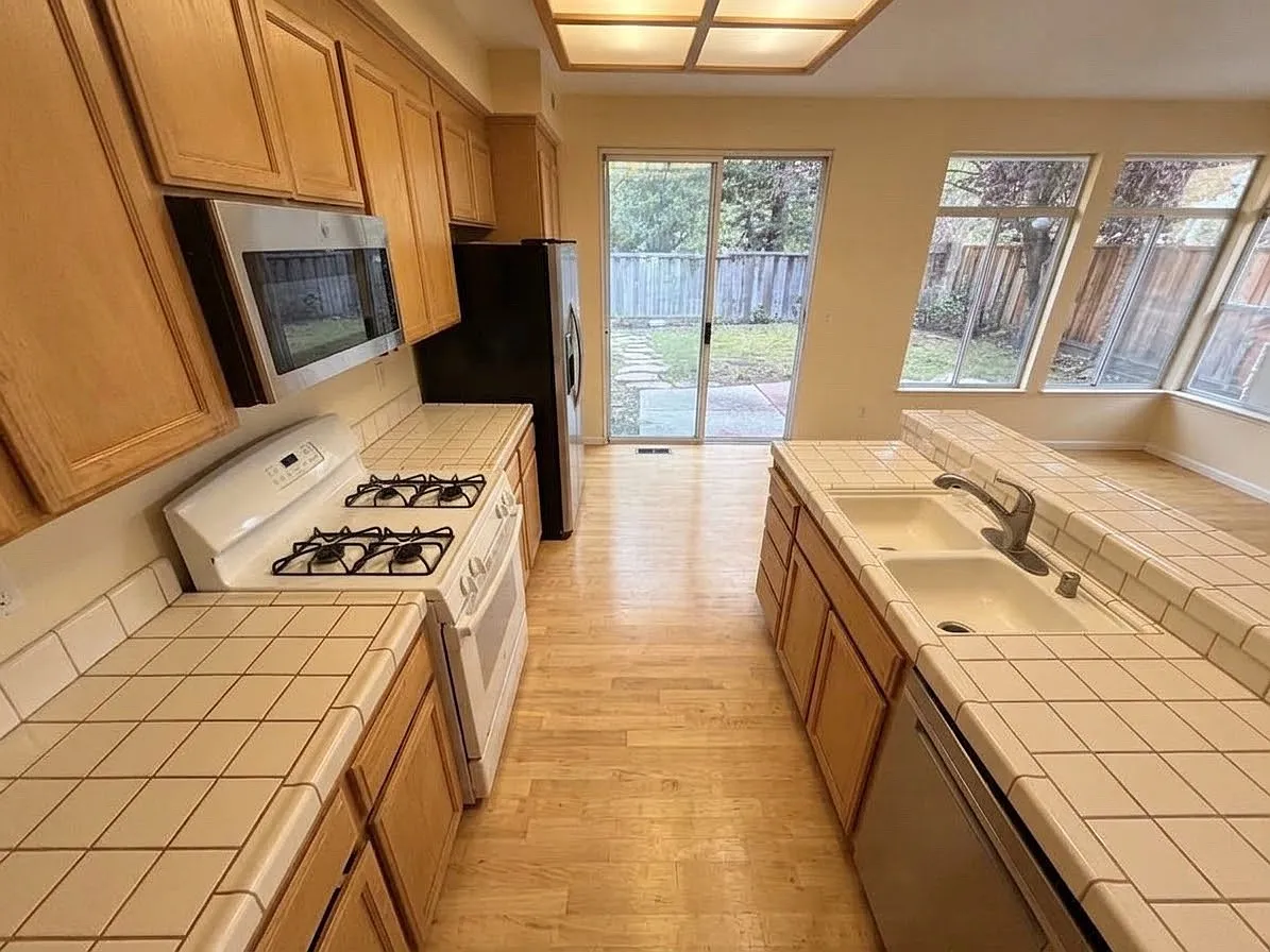 3 bed, 2.5 bath, 1884 sqft, $4,200 — Photo 4