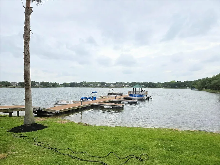 4018 Crystal Lake Cir N — Photo 39