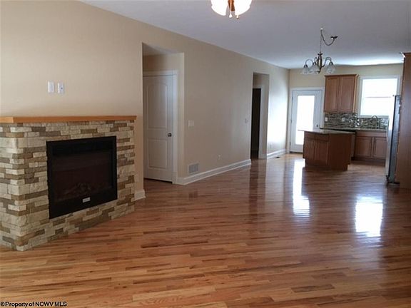 4th image of 38 Brownstone Dr