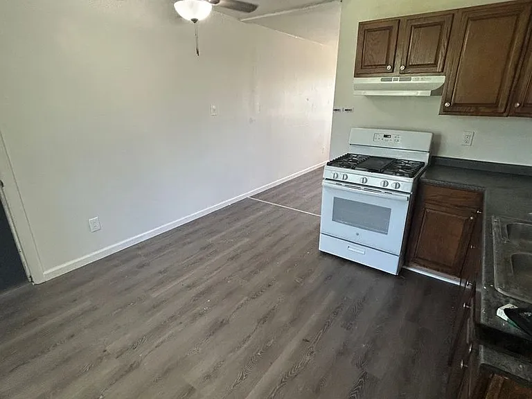 1162 Smith St — Photo 2