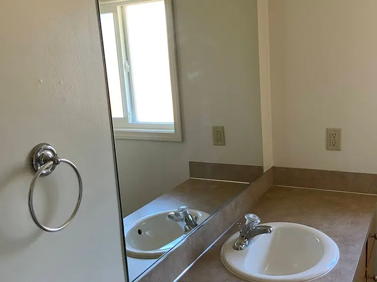 2 bedroom in River Road Area — Photo 16