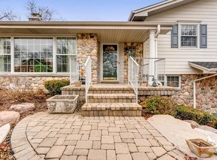 405 E Lake Shore Dr, Tower Lakes, IL 60010