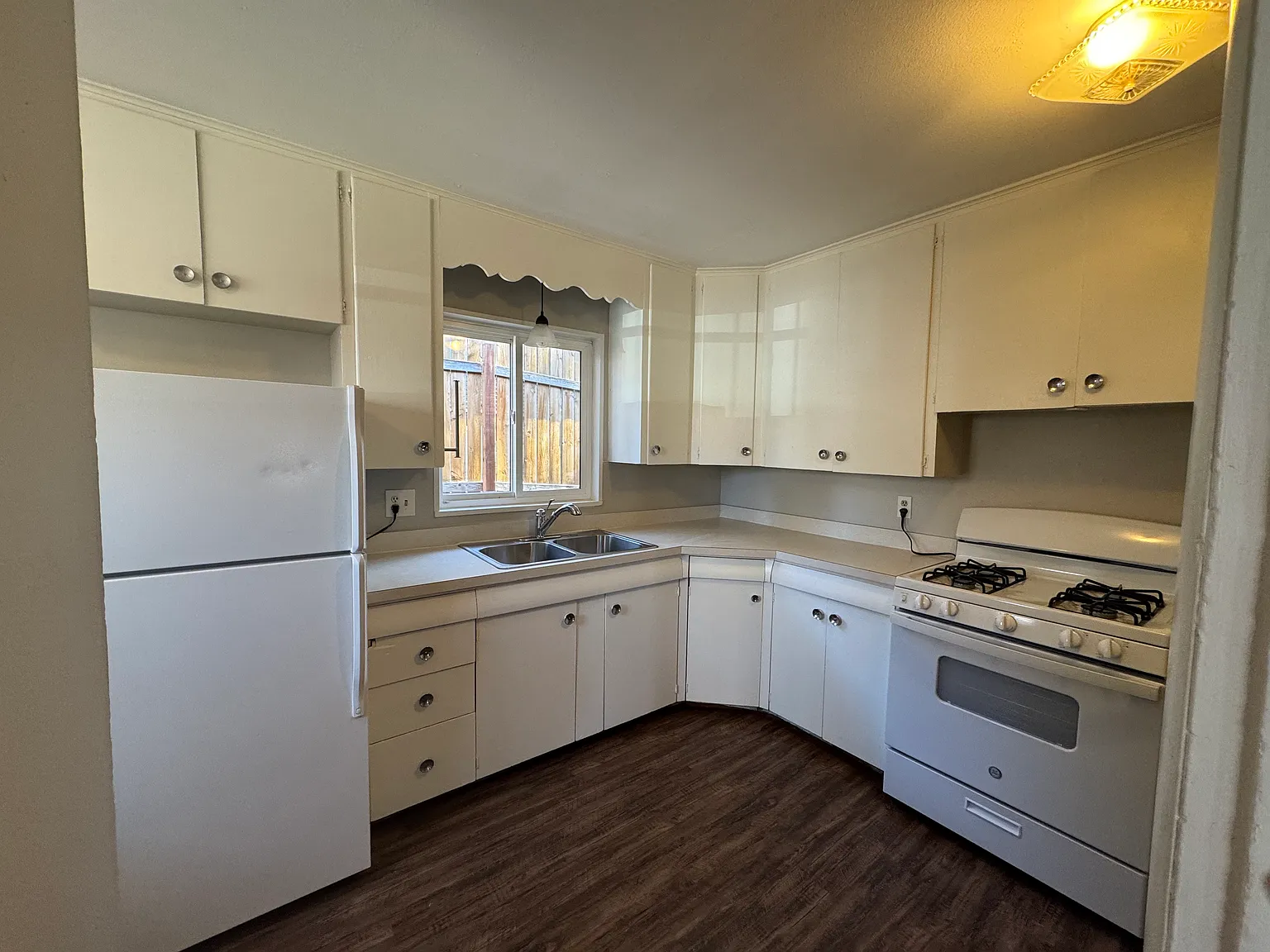735 E High St — Photo 4