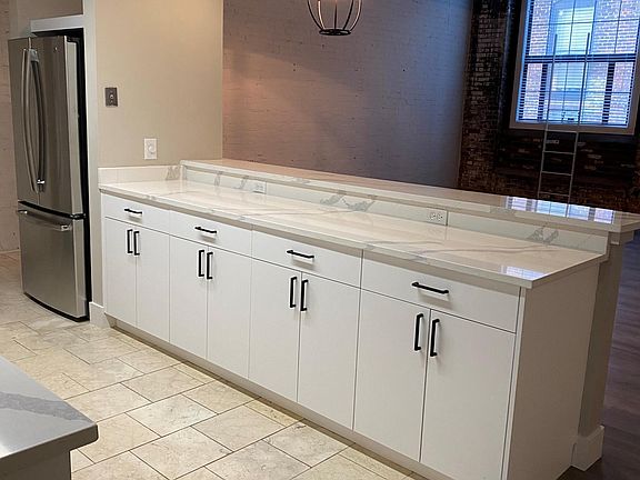 5th image of 1105 Harney St #210