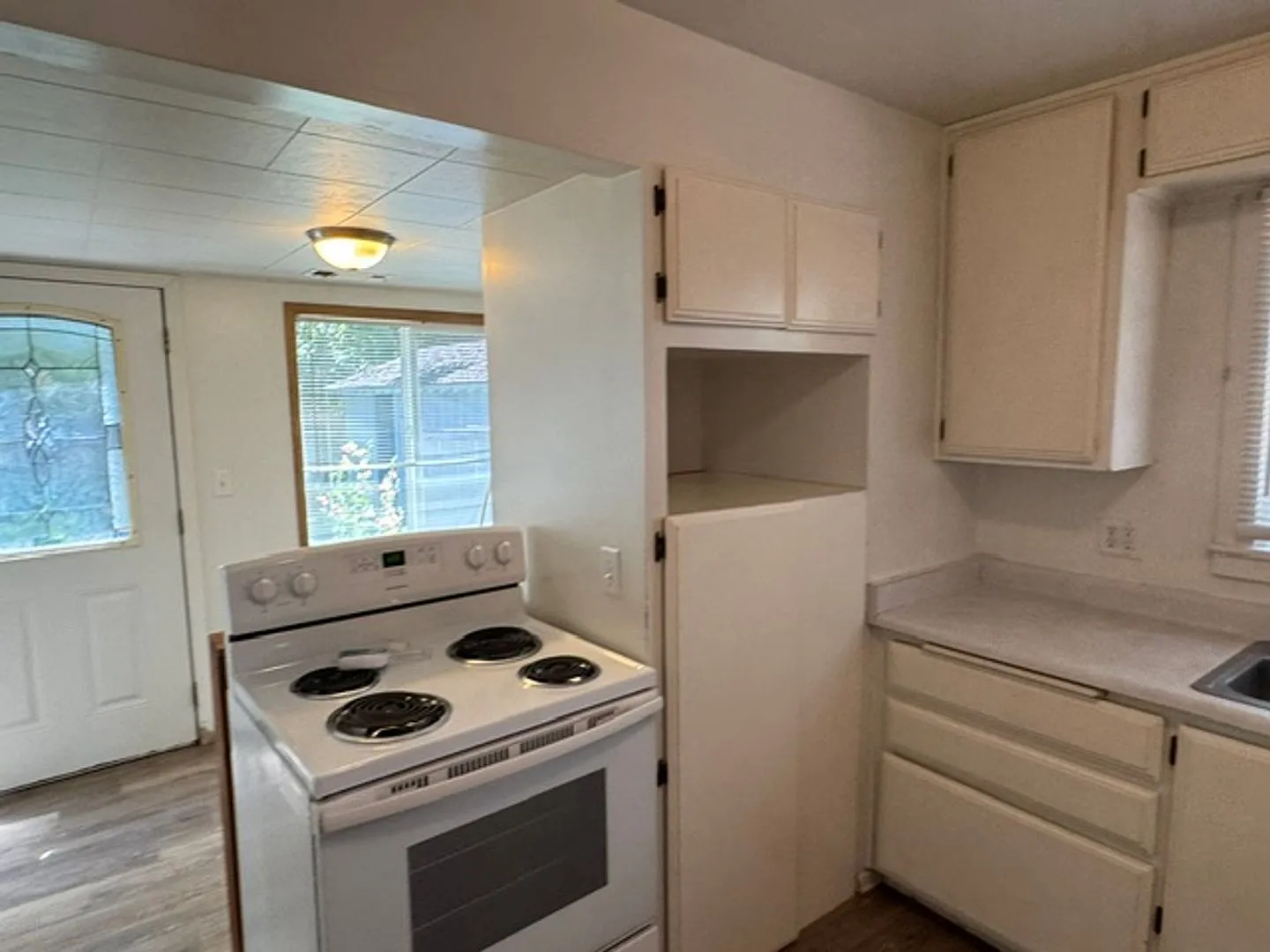 Single Family Home With Bonus Room Off The Detached Garage- Gardners Dream — Photo 2