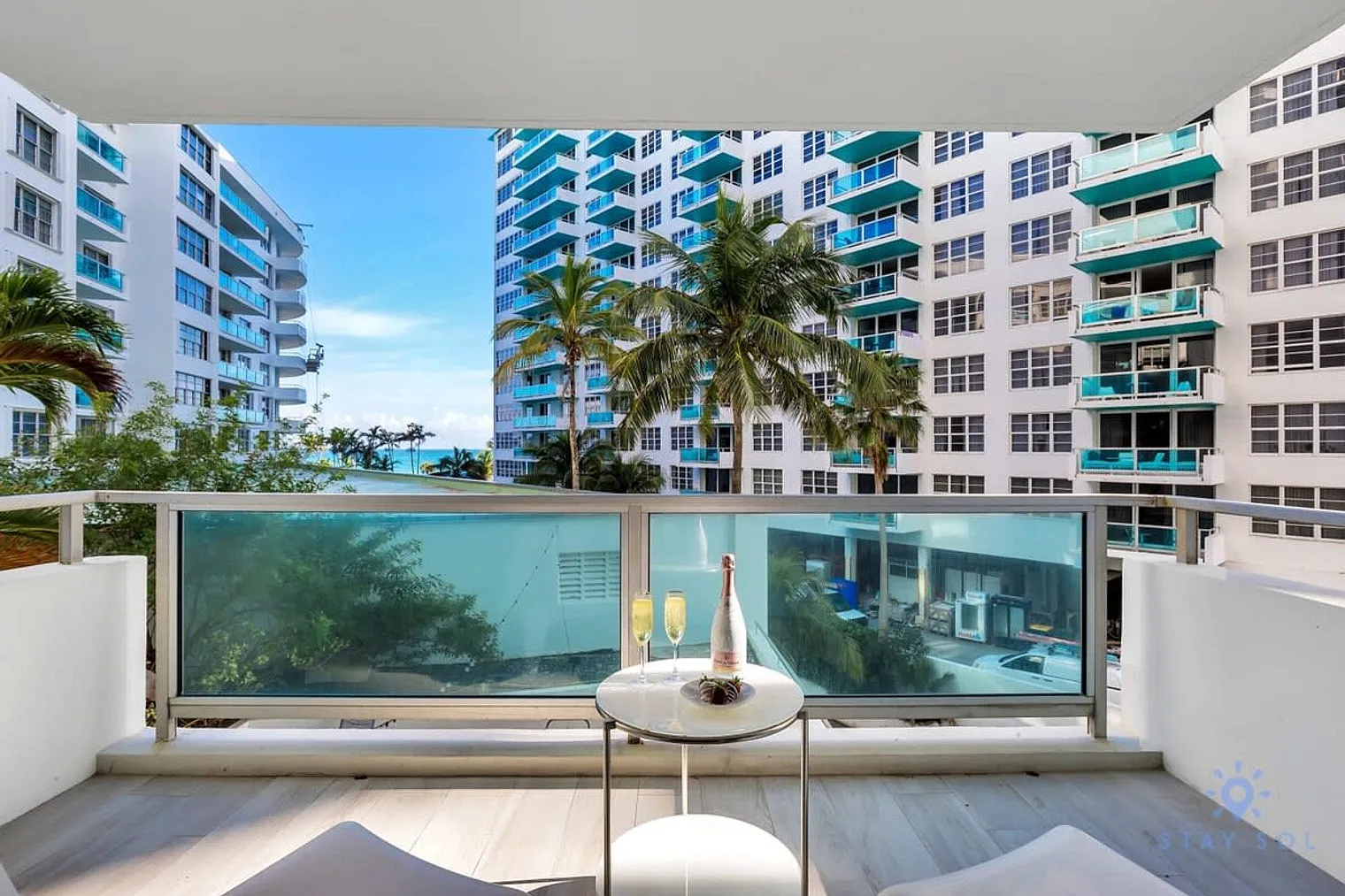 2 bed, 2.0 bath, 990 sqft, $3,468 — Photo 3