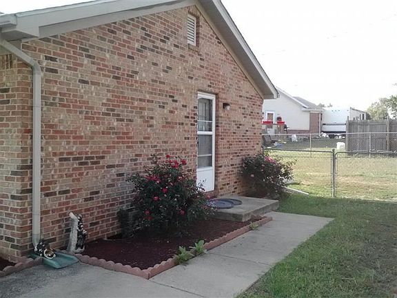 3rd image of 900 E Margaret Dr