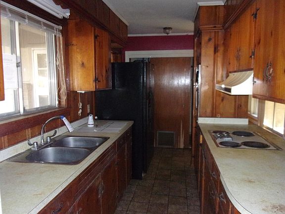 3rd image of 905 Camellia Ct