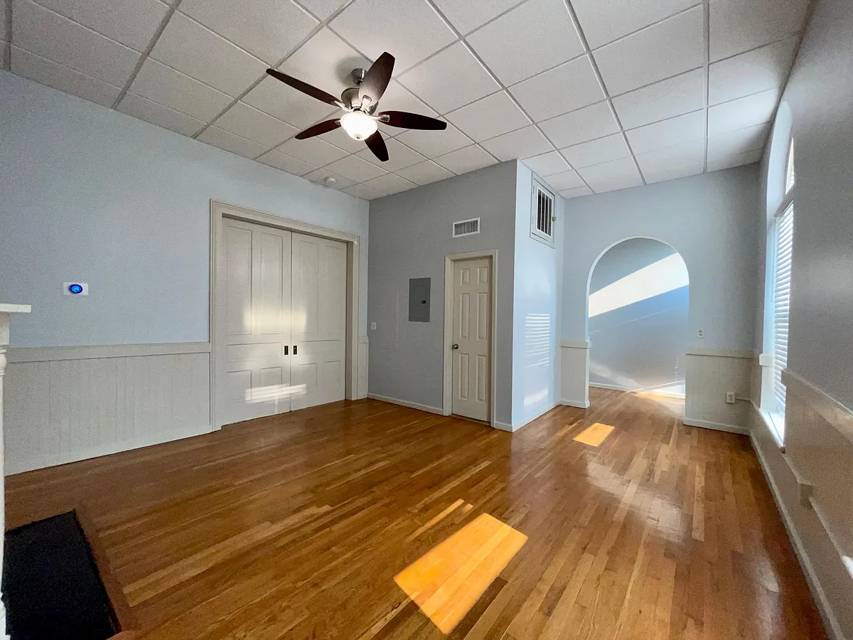 Building Photo - 423 S Main St #F