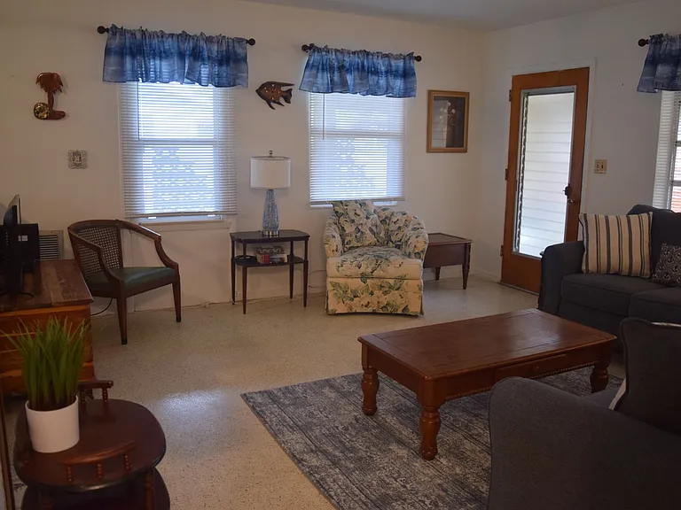 1622 NE Maureen Ct — Photo 7