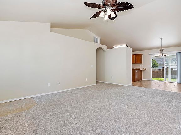 5th image of 637 Parkwood Dr