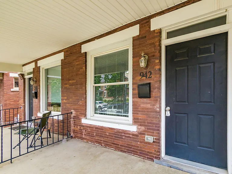 942 Linwood Ave — Photo 5