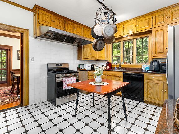 21st image of 418 Fairview St