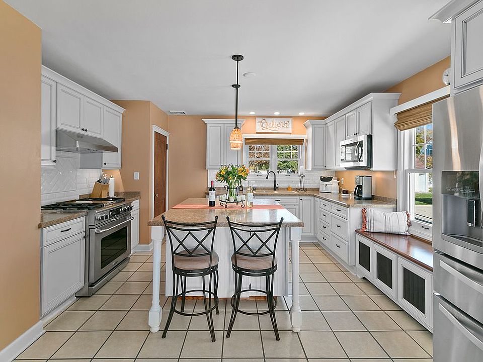 1st image of 114 W Roberta Ave