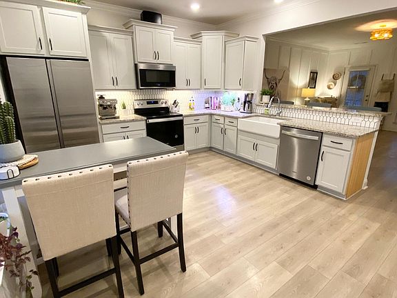 3rd image of 1027 Milson Ln